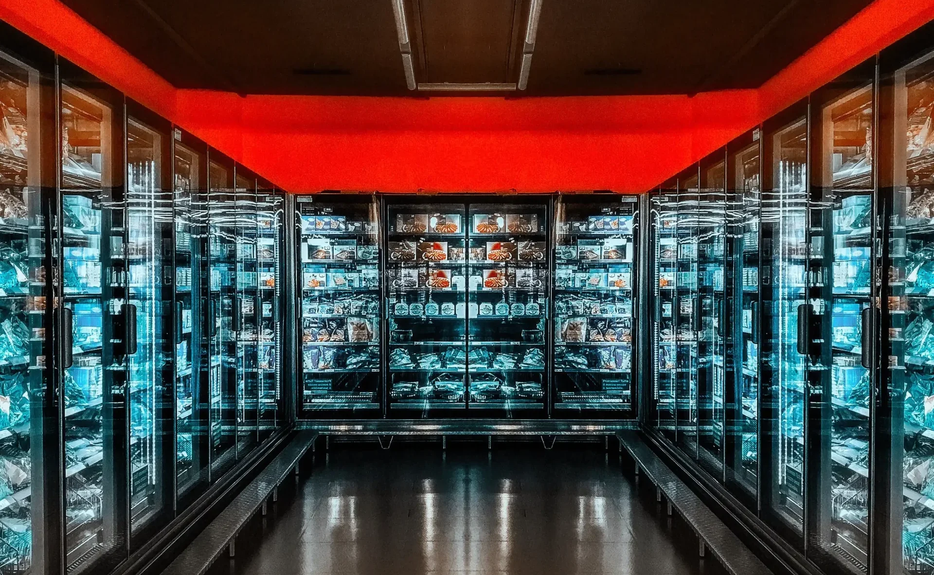 empty corridor in shopping mall 2024 11 27 20 49 07 utc